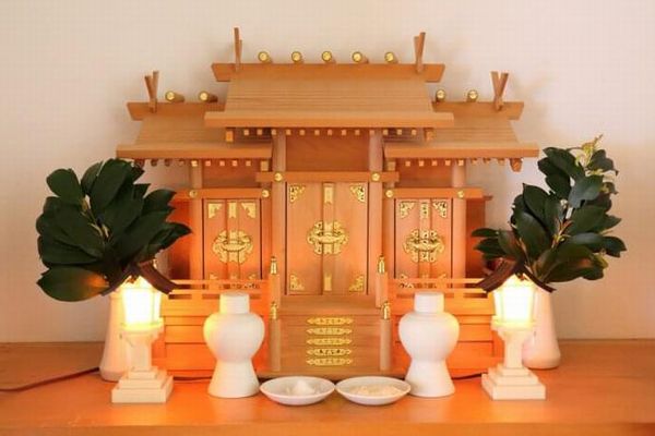 神棚の正しい飾り方は お供え物の場所や配置や種類 お札やお宮を飾る方法も エンタメlab